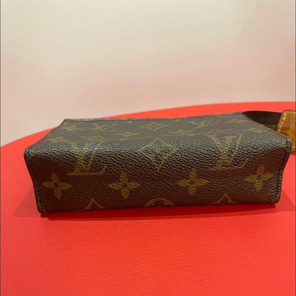 100% authentic Louis Vuitton Monogram Cosmetic Pouch 15 - Picture 3 of 6